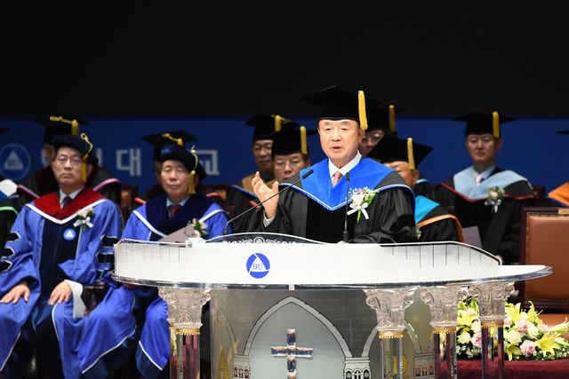 학위수여식에서 훈사 하는 장종현 총장