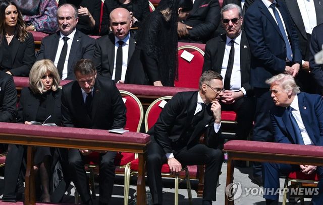 도널드 트럼프 미국 대통령과 알렉산데르 스투브 핀란드 대통령이 지난 4월 프란치스코 교황의 장례식에 참석해 대화하고 있다. [EPA=연합뉴스 자료사진]