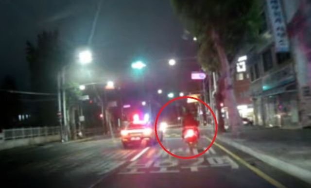 난폭운전 하는 10대 오토바이 추격하는 경찰