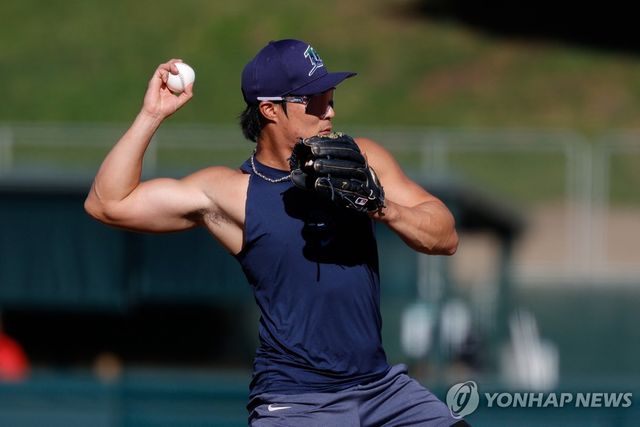 경기에 앞서서 훈련하는 김하성