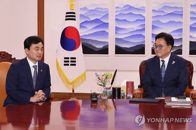 안규백 국방장관과 대화하는 우원식 국회의장