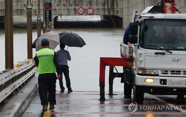 배수작업 하는 관계자들