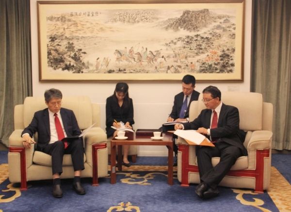 13일 만난 김한규 주중 한국대사대리(왼쪽)와 류진쑹 중국 외교부 아주사장(오른쪽)