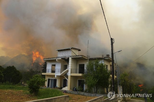 그리스 제3도시 파트라스 위협하는 산불 