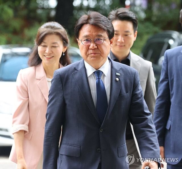 황운하 의원, '울산시장 선거개입 의혹' 상고심 선고 공판 출석