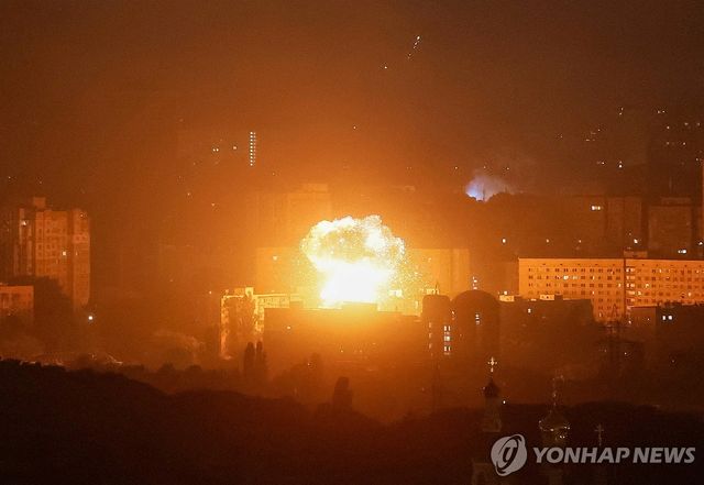 지난 7월 30일 우크라이나 수도 키이우에서 드론 공격으로 인한 폭발이 일어나는 모습. [로이터=연합뉴스. 재판매 및 DB 금지]