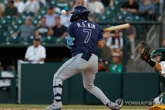 몸에 맞는 공으로 출루하는 김하성