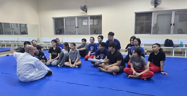 학생들 대상으로 이야기하는 라이언 크루즈 지알로그 교수(맨 왼쪽)