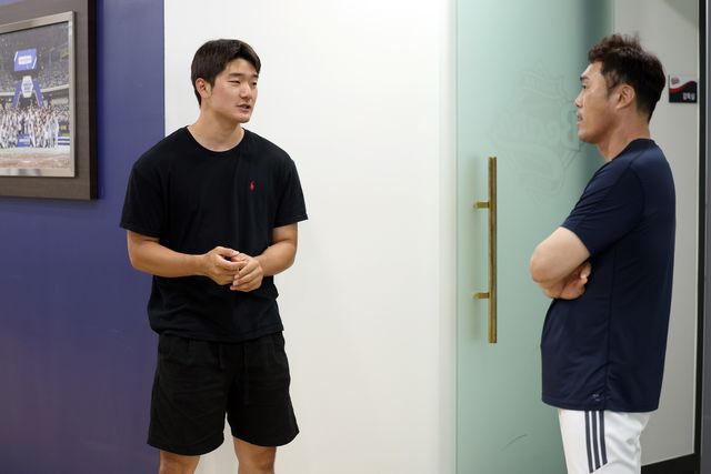 안재석(왼쪽)과 조성환 두산 감독대행