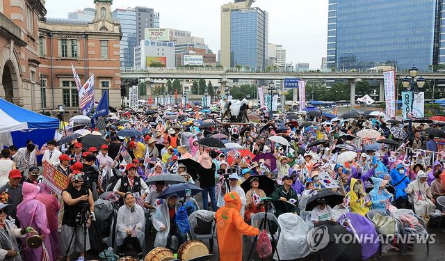 서울역 앞에서 열린 광화문 국민대회