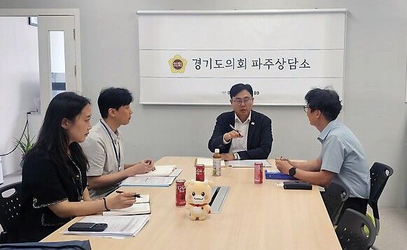 입주민 민원 상담하는 이용욱 경기도의원