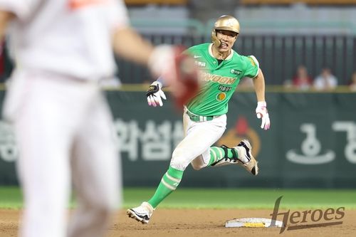 홈런 친 후 타구 방향 바라보는 키움의 송성문