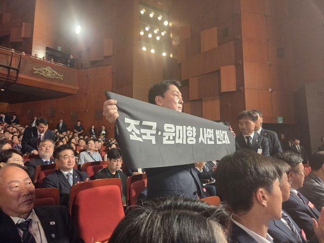 광복절 경축식 행사에서 항의하는 안철수 의원