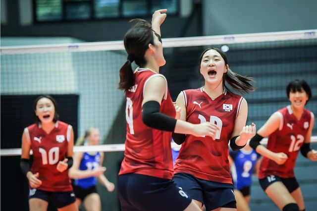 체코와 경기에서 파이팅 외치는 한국 U-21 여자배구 대표팀 선수들