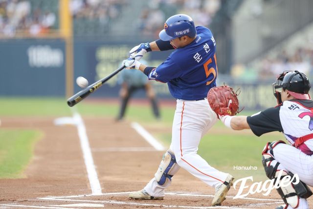 타격하는 한화의 문현빈