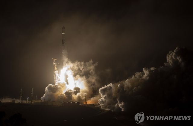 반덴버그 우주군기지서 발사하는 스페이스X 로켓