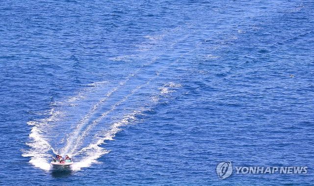 여름 바다를 가르며