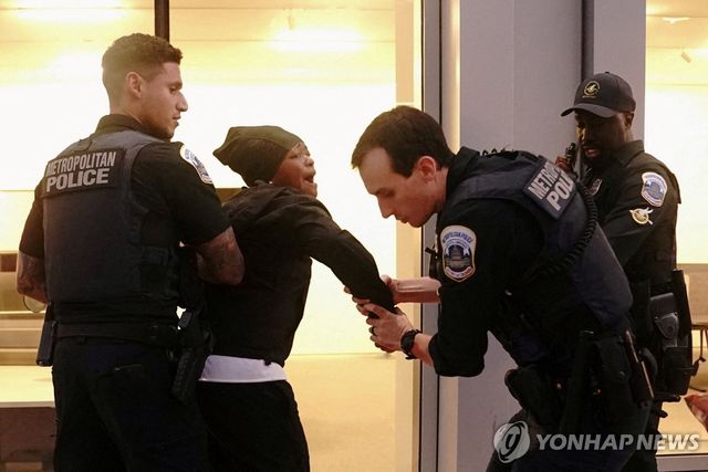 미국 워싱턴DC에서 체포 활동 중인 경찰