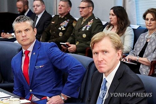 피트 헤그세스 미 국방장관과 엘브리지 콜비 국방부 정책차관(오른쪽)