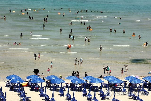 무더위 속 제주 함덕해수욕장 물놀이객