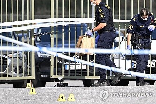 스웨덴 경찰이 총격 현장에서 사건을 수사중이다.
