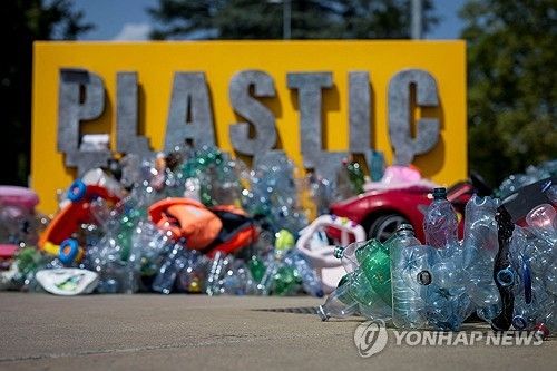 플라스틱 오염 대응 협약 회의가 열리는 스위스 제네바 유엔 사무소 앞에 설치된 캐나다 작가 벤자민 본 웡의 조각 작품 [AFP 연합뉴스. 재판매 및 DB 금지]