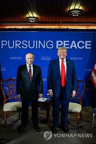 미러정상회담장에 나란히 선 트럼프(우)와 푸틴