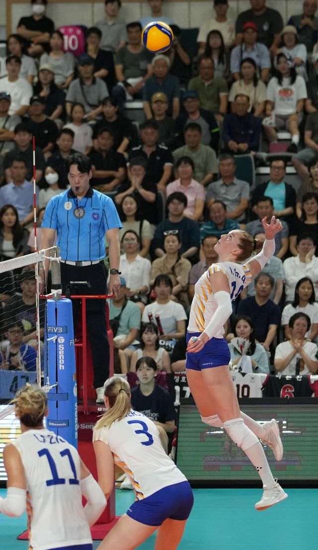 공격하는 스웨덴의 이사벨 하크