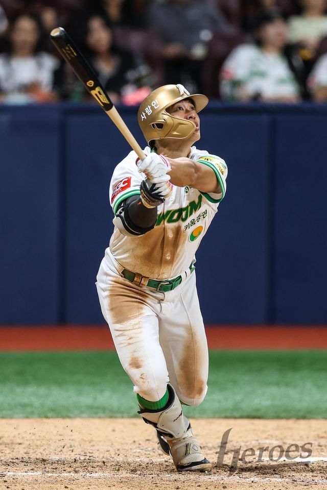 홈런 때리고 타구 보는 키움의 송성문