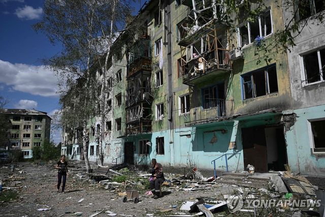 12일(현지시간)도네츠크 전방 마을의 부서진 아파트