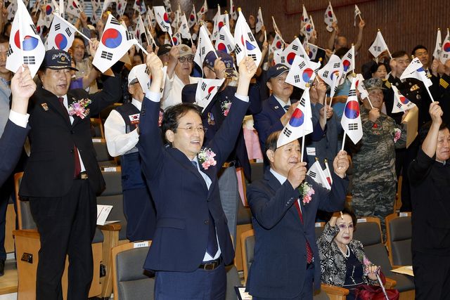 만세 삼창하는 이동환 고양시장