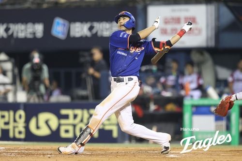 타격 후 타구 방향 바라보는 한화 이글스의 심우준