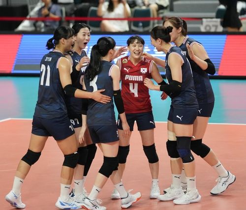 득점 후 기뻐하는 한국 여자배구 대표팀 선수들