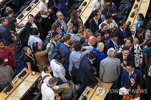 스위스 제네바에서 열린 플라스틱 규제 정부간 협상에서 대표단이 대화하는 모습 