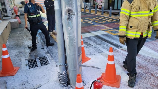 15일 덤프트럭이 훼손한 전신주