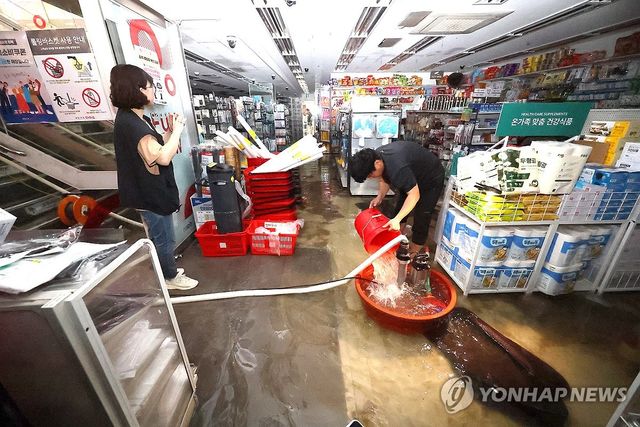 집중호우에 물바다가 된 상가