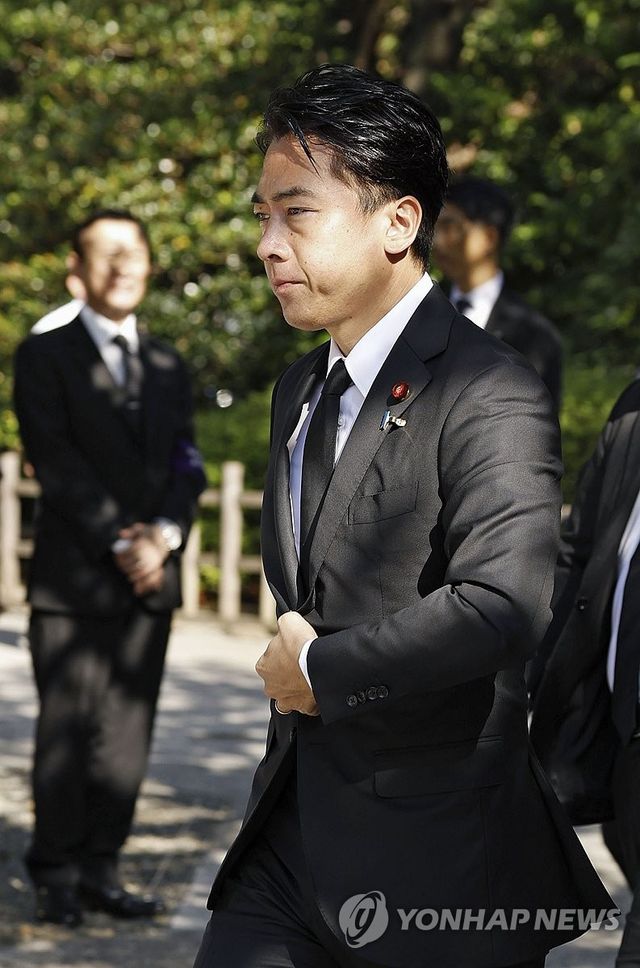 패전일 야스쿠니신사를 참배하는 고이즈미 신지로 농림수산상