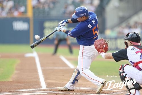 타격하는 한화의 문현빈