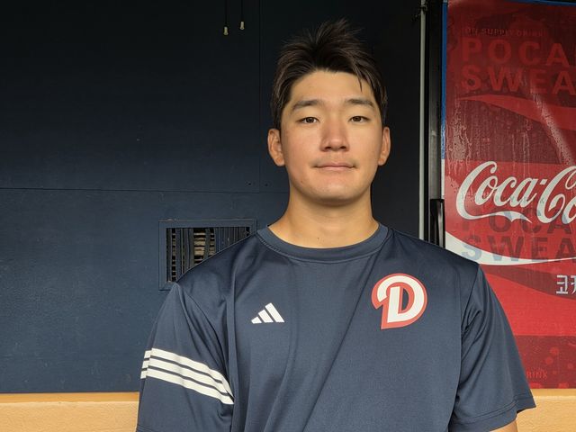 인터뷰하는 두산 내야수 안재석