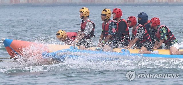 "바나나보트 타며 더위 식혀요"