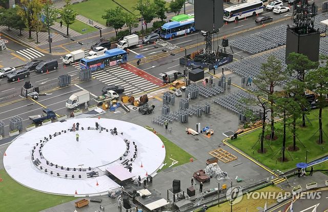 광복절 행사 준비로 분주한 광화문 광장