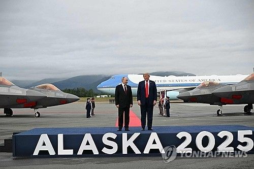 미러 정상회담 위해 알래스카서 만난 트럼프(우)와 푸틴(좌)