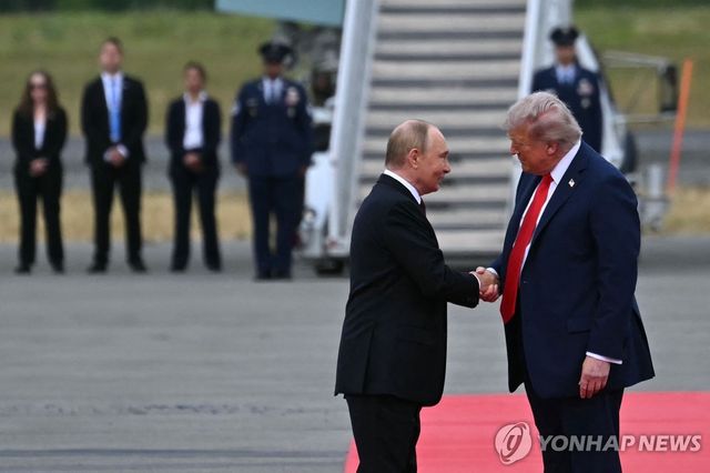 도널드 트럼프 미 대통령(오른쪽)과 블라디미르 푸틴 러 대통령