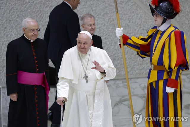 2024년 11월 프란치스코 교황. 철제 십자가 목걸이를 착용한 모습. 