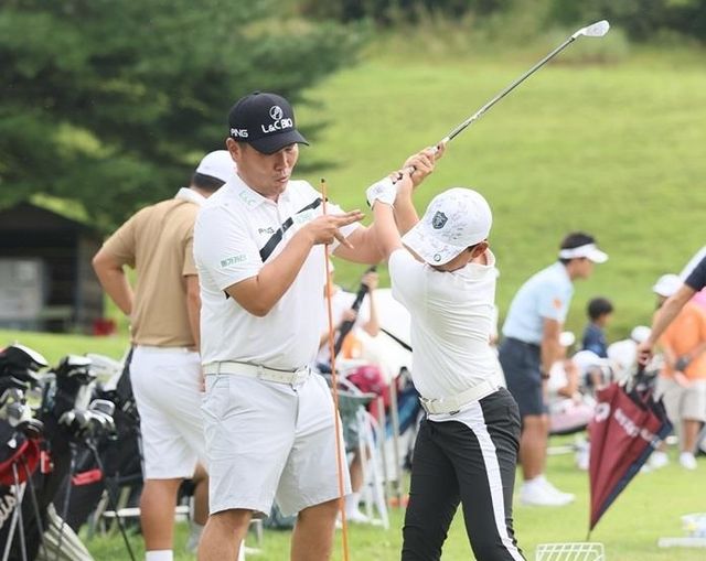 유소년 선수의 스윙을 봐주는 프로골퍼 이대한(왼쪽)