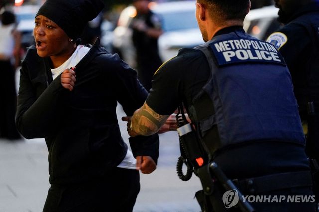 시민을 체포하는 워싱턴DC 경찰관
