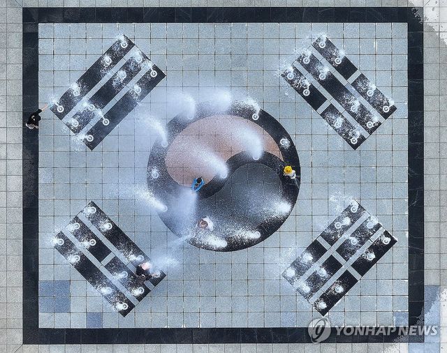 무더위 식혀주는 태극기