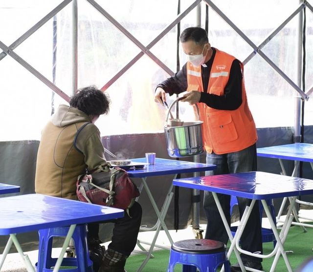 명동밥집에서 배식하는 유경총 주교