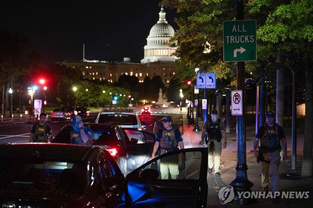 미국 워싱턴DC에서 차량을 검문하는 경찰
