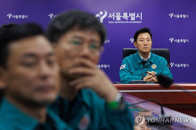 상황 보고받는 오세훈 서울시장